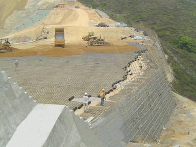 Reinforced-landfill-bund-with-geogrids-Tenax-TT-400x300